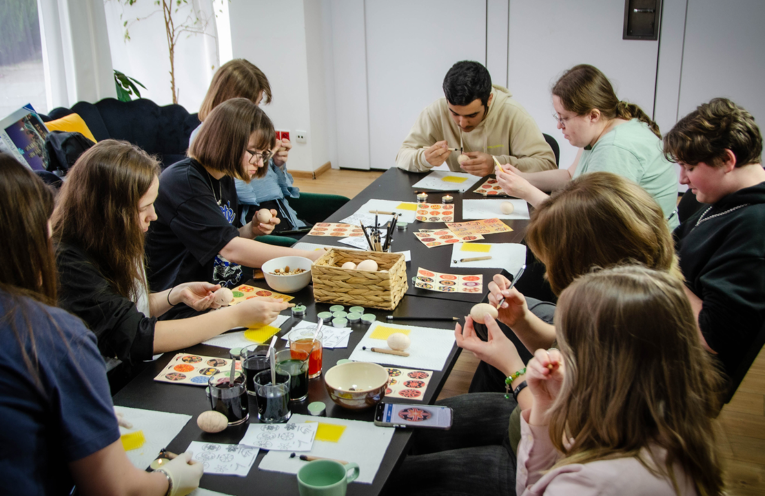 Молодь на освітньому заході фундації