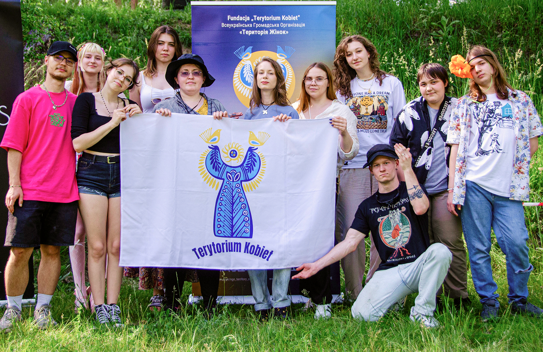 Волонтерки передають гуманітарну допомогу